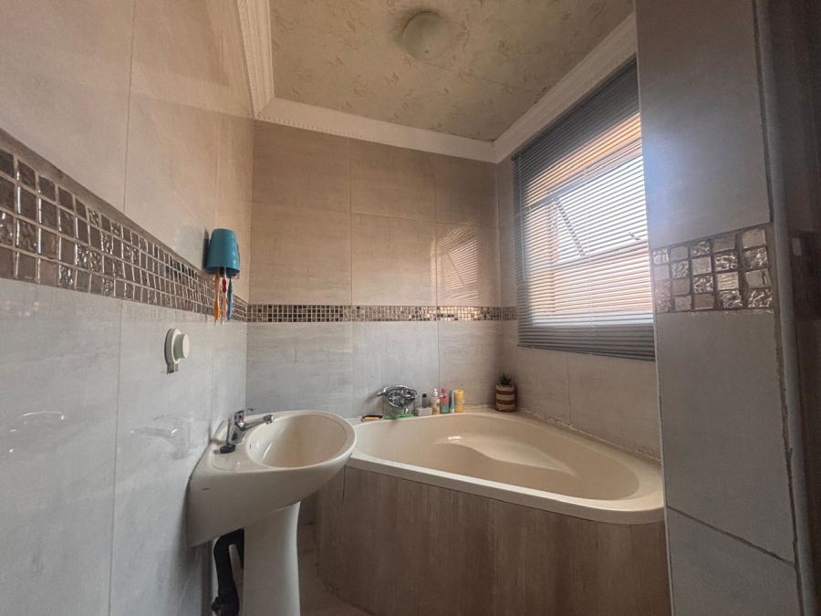 To Let 3 Bedroom Property for Rent in Mandela View Free State